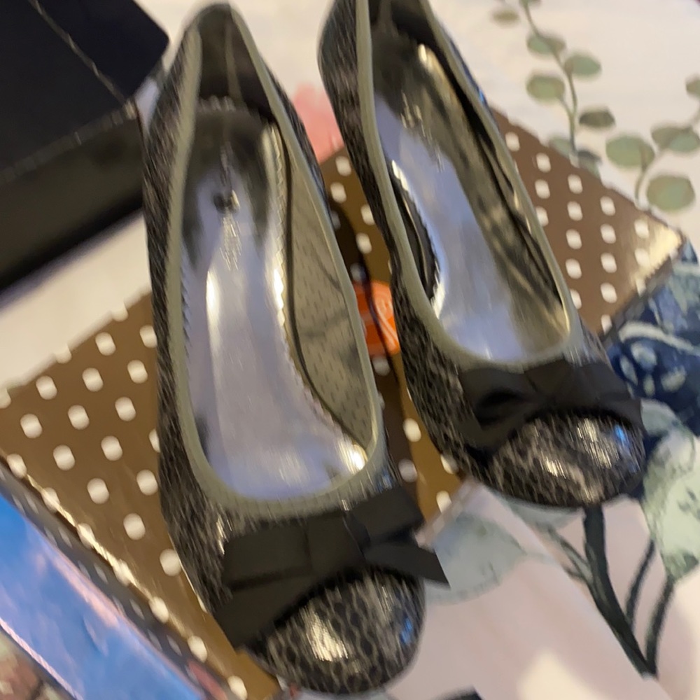 Lindsey Phillips gray snake kitten heel 9.5